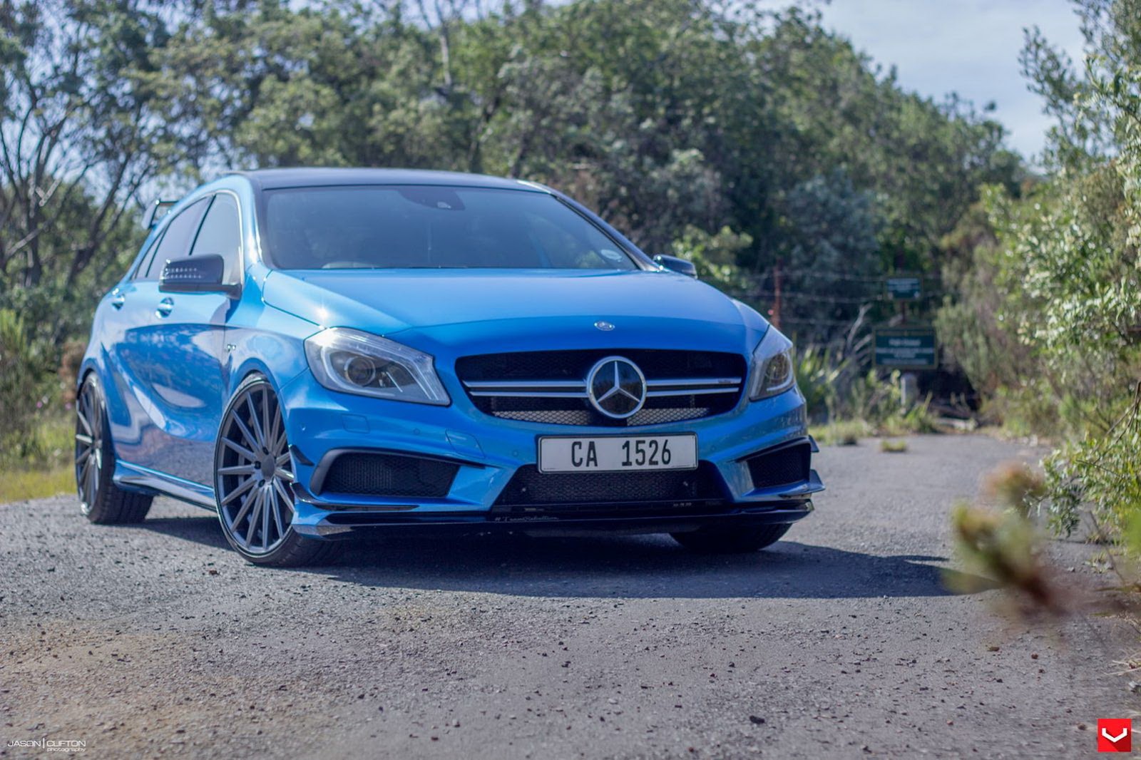 Потрясающий синий Mercedes-Benz A45 AMG